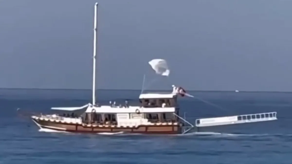 Fethiye’de panik anları: Paraşütçü tekneye düştü