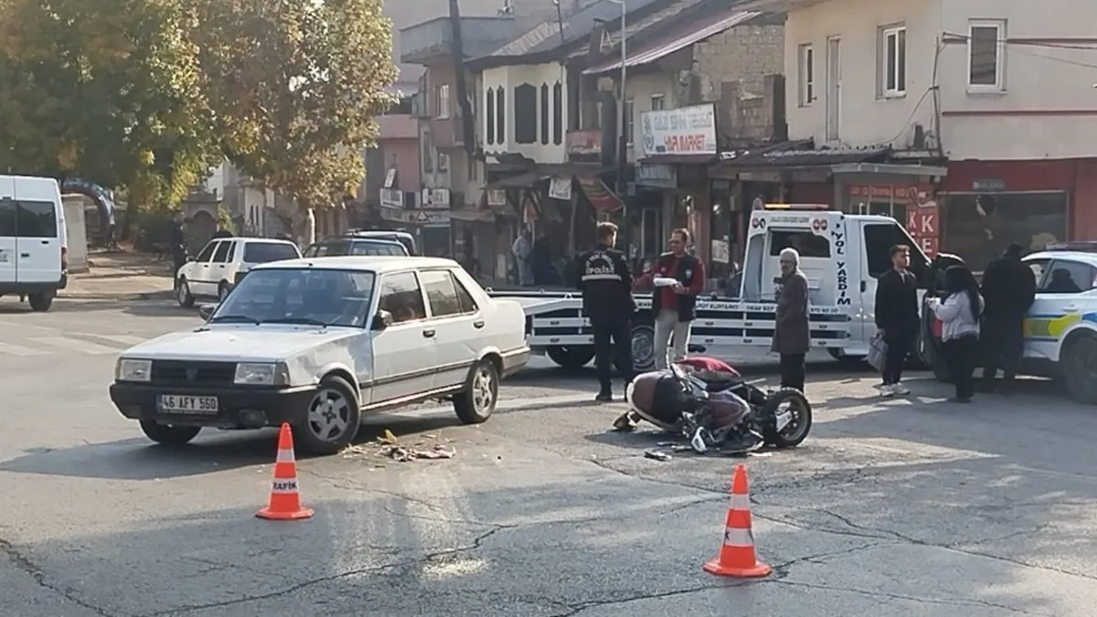 Tersten gelen otomobil motosiklete çarptı: 1 ölü