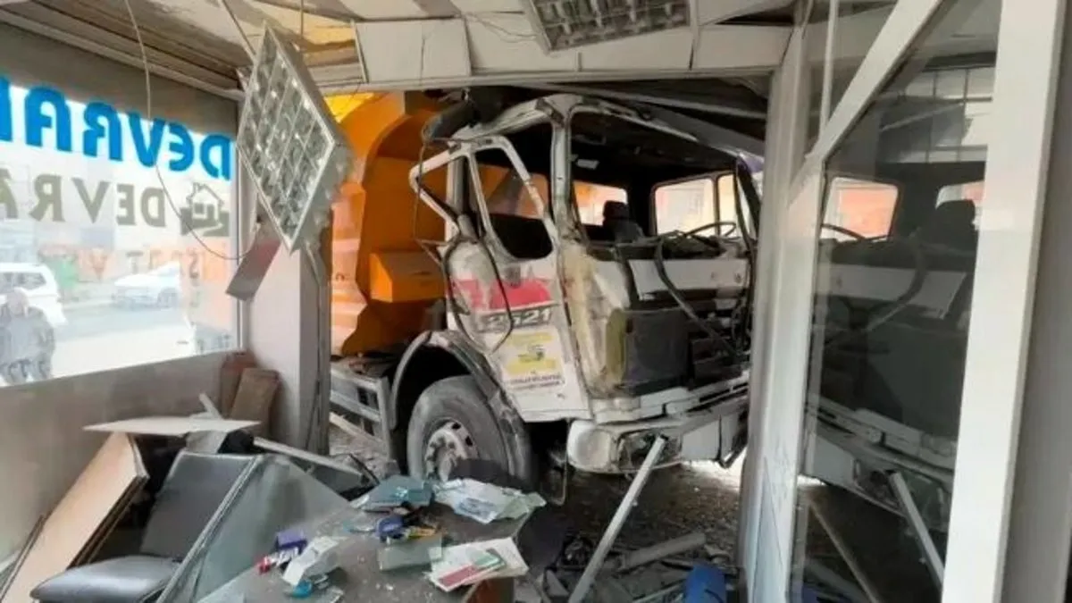 Yokuş aşağı hızla seyreden kamyon iş yerine girdi şoför yaralandı