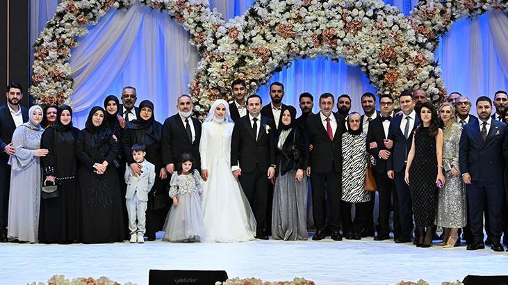 Cumhurbaşkanı Yardımcısı Cevdet Yılmaz’ın oğlu Ferhat Yılmaz, Esra Alperen’le evlendi